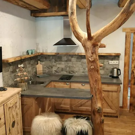 Baba Yaga Дерев'яний котедж *