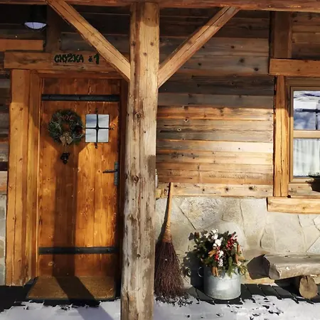 Дерев'яний котедж Baba Yaga *